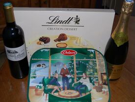 Le cadeau était composé d'une boîte de chocolats Lindt, d'un coffret de biscuits Delacre, d'une bouteille de vin de Bordeaux et d'une bouteille de Blanc de Blanc